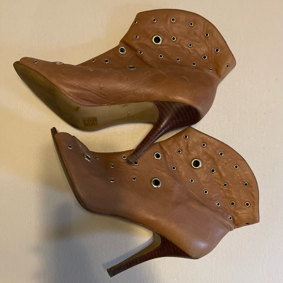 BCBGeneration bootie Camel tan with gold circles ankle booties Sz 10 - Picture 2 of 6